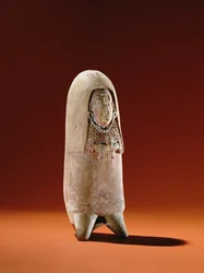 Statue einer Frau in zeremoniellen Gewändern, Insel Jaina (Irdenware)